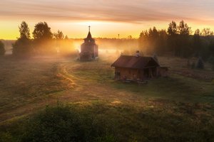 Обои на рабочий стол: Андрей Базанов, глубинка, дом, пейзаж, природа, туман, утро, церковь