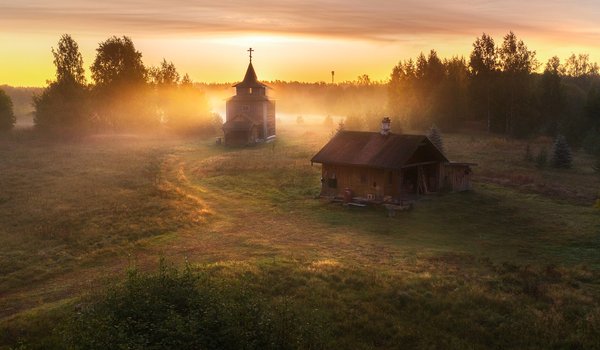 Обои на рабочий стол: Андрей Базанов, глубинка, дом, пейзаж, природа, туман, утро, церковь