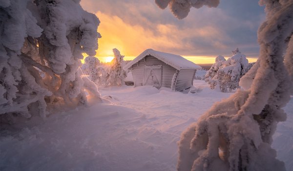 Обои на рабочий стол: Андрей Базанов, деревь, закат, Заполярье, зима, избушка, россия, снег, сугробы, хижина