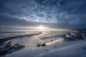 Обои на рабочий стол: Андрей Чиж, долина, зима, облака, пейзаж, Пермский край, природа, рассвет, река, снега, солнце, утро