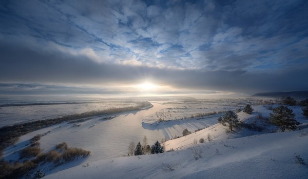 Обои на рабочий стол: Андрей Чиж, долина, зима, облака, пейзаж, Пермский край, природа, рассвет, река, снега, солнце, утро