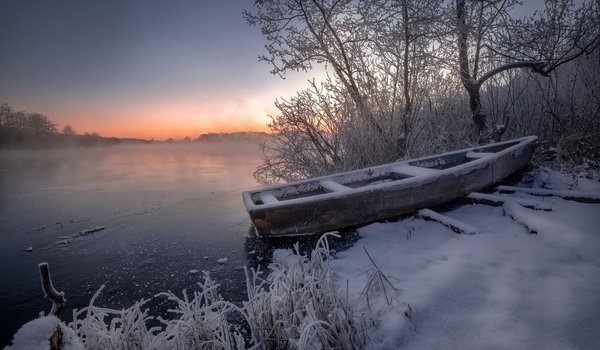 Обои на рабочий стол: Андрей Чиж, деревья, зима, иней, лодка, мороз, озеро, пейзаж, природа, рассвет, снег, трава, утро, Шатура