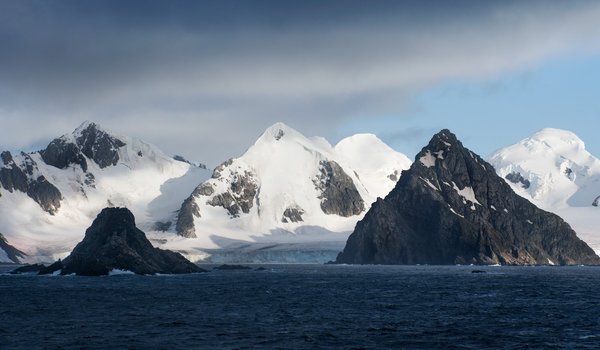 Обои на рабочий стол: Antarctica, clouds, landscape, mountains, nature, rocks, sea, sky, snow, water, water ripples