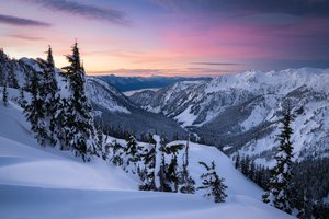 Обои на рабочий стол: Artist Point, Cascade Range, Washington State, горы, деревья, долина, зима, Каскадные горы, рассвет, снег, сугробы, штат Вашингтон