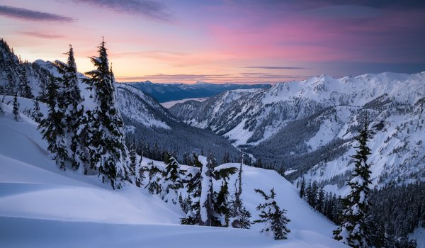 Обои на рабочий стол: Artist Point, Cascade Range, Washington State, горы, деревья, долина, зима, Каскадные горы, рассвет, снег, сугробы, штат Вашингтон
