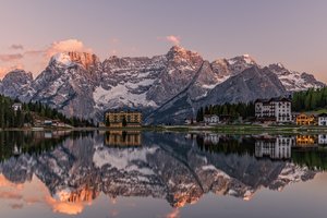 Обои на рабочий стол: Auronzo di Cadore, Dolomite Alps, italy, Lake Misurina, Ауронцо-ди-Кадоре, горы, доломитовые Альпы, дома, здания, италия, озеро, озеро Мизурина, отражение
