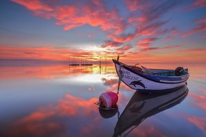 Обои на рабочий стол: Aveiro Lagoon, Portugal, Torreira, лагуна, Лагуна Авейру, лодка, небо, отражение, Португалия, рассвет, Торрейра, утро