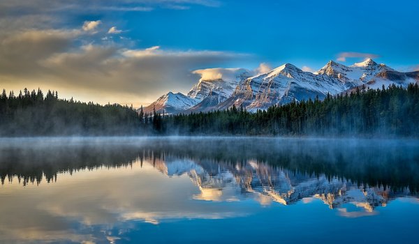 Обои на рабочий стол: Banff National Park, canada, Herbert Lake, горы, дымка, канада, небо, облака, озеро, отражение, спокойствие, утро