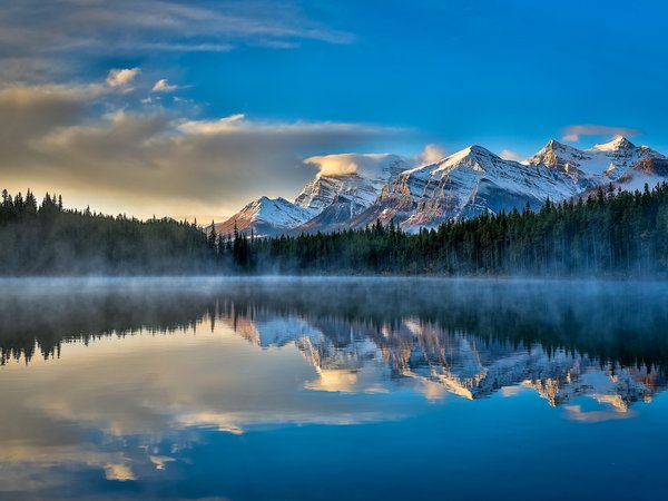 Banff National Park, canada, Herbert Lake, горы, дымка, канада, небо, облака, озеро, отражение, спокойствие, утро
