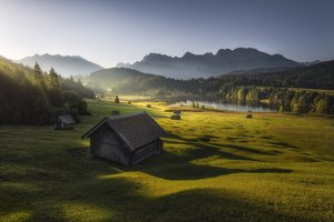 Обои на рабочий стол: Bavarian Alps, горы, домики, утро