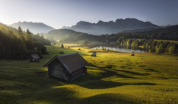 Обои на рабочий стол: Bavarian Alps, горы, домики, утро
