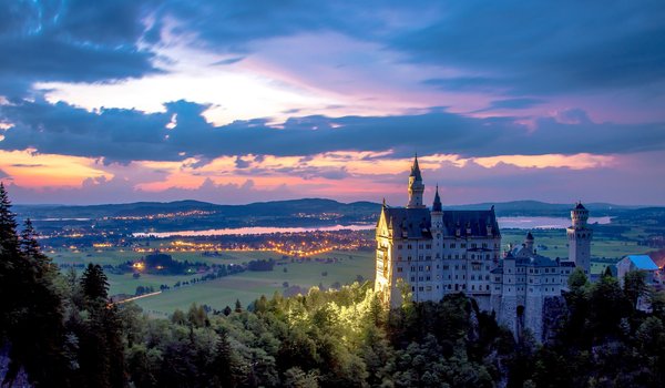 Обои на рабочий стол: bavaria, germany, Neuschwanstein Castle, Schwangau, бавария, германия, долина, закат, замок, Замок Нойшванштайн, панорама, Швангау