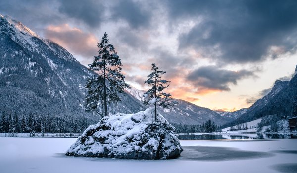 Обои на рабочий стол: alps, bavaria, Berchtesgaden National Park, germany, Hintersee, Lake Hinter, Альпы, бавария, германия, горы, деревья, зима, Национальный парк Берхтесгаден, озеро, Озеро Хинтер, остров, снег