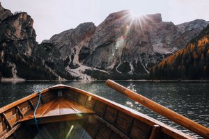 Обои на рабочий стол: boat, daylight, hd wallpaper, lake, landscape, mountain, nature, river, rock, scenic, snow, sunlight, water