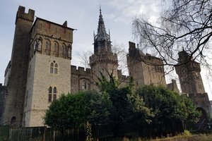 Обои на рабочий стол: Cardiff Castle, Wales, деревья, замок Кардифф, небо, облака, средневековая архитектура, Уэльс