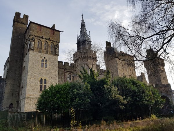 Cardiff Castle, Wales, деревья, замок Кардифф, небо, облака, средневековая архитектура, Уэльс