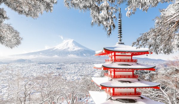 Обои на рабочий стол: Chureito Pagoda, Fujiyoshida, japan, Mount Fuji, ветки, вулкан, гора, деревья, зима, Красная пагода, пагода, Пагода Чурейто, снег, Фудзи, Фудзиёсида, фудзияма, япония