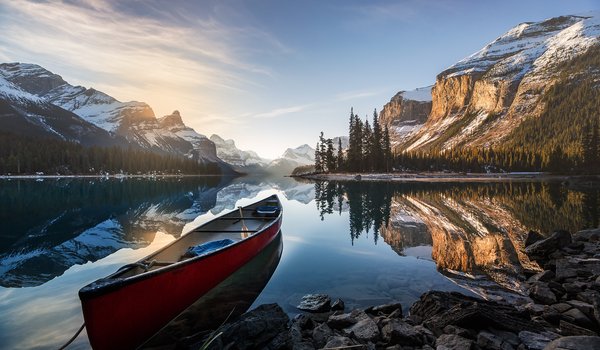 Обои на рабочий стол: Jasper, Maligne Lake, National Park, Альберта, берег, горы, деревья, Джаспер, камни, канада, каноэ, лодка, Малайн, национальный парк, озеро, отражение, утро