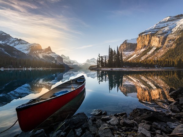 Jasper, Maligne Lake, National Park, Альберта, берег, горы, деревья, Джаспер, камни, канада, каноэ, лодка, Малайн, национальный парк, озеро, отражение, утро