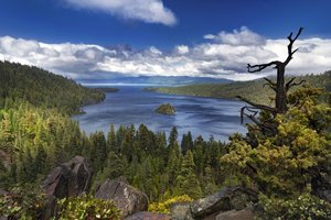 Обои на рабочий стол: Emerald Bay, Lake Tahoe, горы, деревья, камни, леса, облака, озеро, пейзаж, природа, сша, Тахо