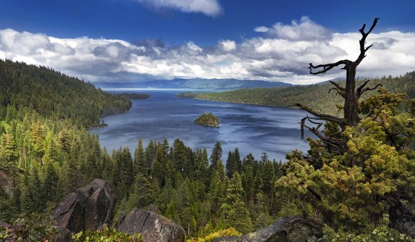 Обои на рабочий стол: Emerald Bay, Lake Tahoe, горы, деревья, камни, леса, облака, озеро, пейзаж, природа, сша, Тахо
