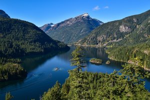 Обои на рабочий стол: Diablo Lake, North Cascades Mountains, North Cascades National Park, Washington State, горы, лес, Национальный парк Норт-Каскейдс, озеро, Озеро Дьябло, островки, Северные Каскадные горы, Северные Каскады, штат Вашингтон