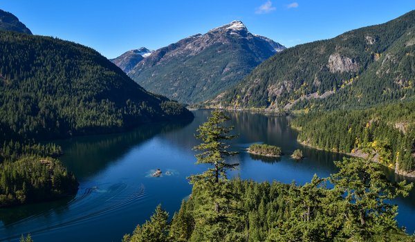 Обои на рабочий стол: Diablo Lake, North Cascades Mountains, North Cascades National Park, Washington State, горы, лес, Национальный парк Норт-Каскейдс, озеро, Озеро Дьябло, островки, Северные Каскадные горы, Северные Каскады, штат Вашингтон