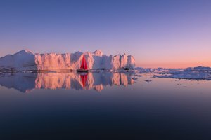 Обои на рабочий стол: Disko Bay, Greenland, айсберг, алые паруса, Гренландия, Залив Диско, лодка, море, отражение, яхта