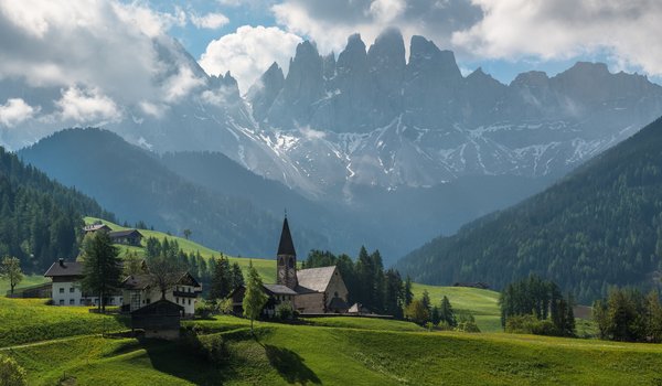 Обои на рабочий стол: горы, доломитовые Альпы, италия, лес, небо, облака, церковь