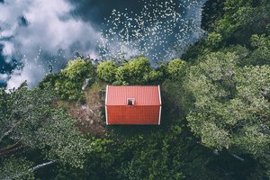 Обои на рабочий стол: вид сверху, вода, домик, лес