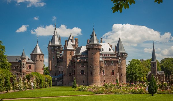 Обои на рабочий стол: architecture, castle, clouds, De Haar Castle, flowers, landscape, lawn, Neo-Gothic, netherlands, palace, park, Peter Kuipers, plants, sky, trees, Utrecht, архитектура, газон, дворец, деревья, замок, Замок Де Хаар, небо, Неоготика, нидерланды, облака, парк, пейзаж, Питер Кёйперс, растения, Утрехт, цветы