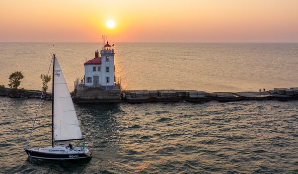 Обои на рабочий стол: Fairport Harbor West Breakwater Lighthouse, Lake Erie, Ohio, закат, маяк, огайо, озеро, Озеро Эри, яхта