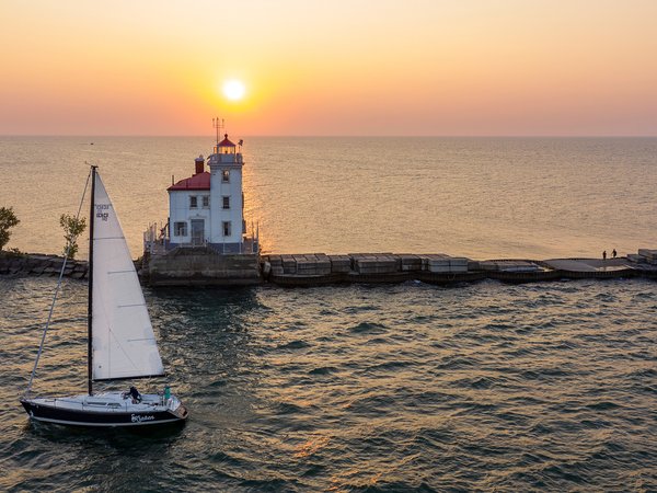 Fairport Harbor West Breakwater Lighthouse, Lake Erie, Ohio, закат, маяк, огайо, озеро, Озеро Эри, яхта