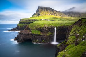 Обои на рабочий стол: водопад, деревушка, остров, скалы, Фарерские острова