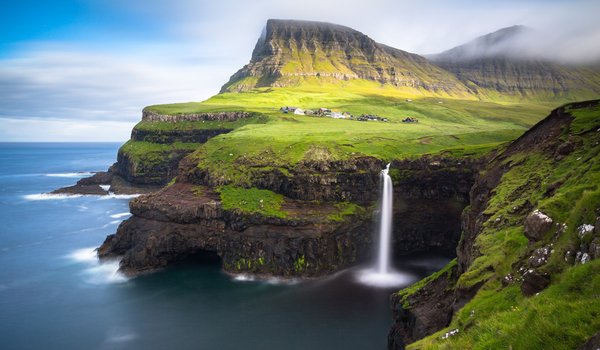 Обои на рабочий стол: водопад, деревушка, остров, скалы, Фарерские острова