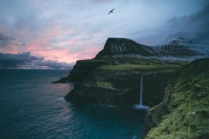 Обои на рабочий стол: водопад, горы, деревушка, море, океан, птица, скалы, Фарерские острова