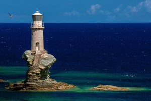 Обои на рабочий стол: bird, cliff, clouds, Faro Tourlitis, greece, horizon, landscape, Lighthouse, nature, rocks, sea, sky, stairs, water