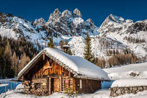 Обои на рабочий стол: alps, Austria, Dachstein Massif, Filzmoos, австрия, Альпы, горы, Горы Дахштайн, домик, зима, снег, Фильцмос