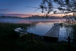 Обои на рабочий стол: лодка, мосток, озеро, пейзаж, природа, рассвет, туман, утро, Финляндия