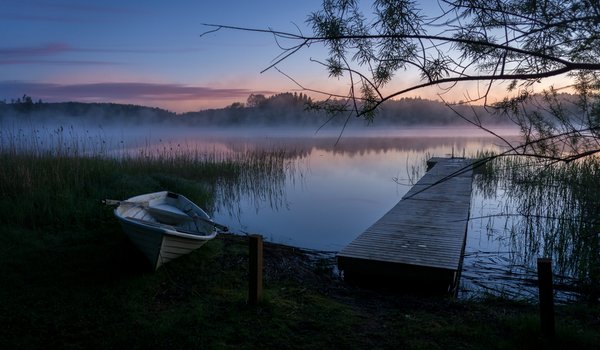 Обои на рабочий стол: лодка, мосток, озеро, пейзаж, природа, рассвет, туман, утро, Финляндия