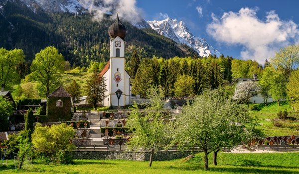 Обои на рабочий стол: bavaria, Bavarian Alps, Garmisch-Partenkirchen, germany, бавария, Баварские Альпы, Гармиш-Партенкирхен, германия, горы, деревья, церковь