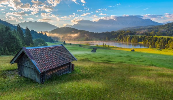 Обои на рабочий стол: Geroldsee, Альпы, бавария, германия, горы, дома, леса, луга, озеро, пейзаж, природа, рассвет, туман, утро