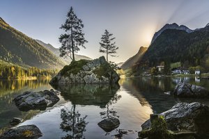 Обои на рабочий стол: Berchtesgaden, Hintersee, Альпы, бавария, Берхтесгаден, германия, горы, деревья, дома, закат, камни, леса, озеро, пейзаж, природа
