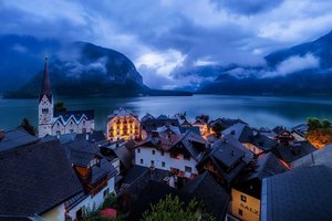 Обои на рабочий стол: architecture, bell tower, building, church, clock, clouds, evening, germany, houses, lake, landscape, lights, mountains, nature, roofs, rooftops, sky, sunset, twilight, village