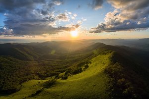 Обои на рабочий стол: Caucasus, clouds, forest, mountain, Peus, sky, sun, гора, кавказ, лес, небо, облака, Пеус, солнце