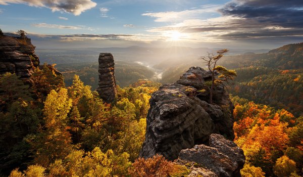 Обои на рабочий стол: германия, горы, деревья, лес, осень, свет, скалы, солнце