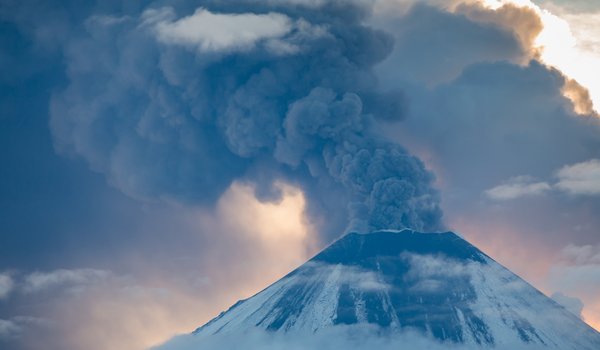 Обои на рабочий стол: вулкан, гора, горы, дым, облака