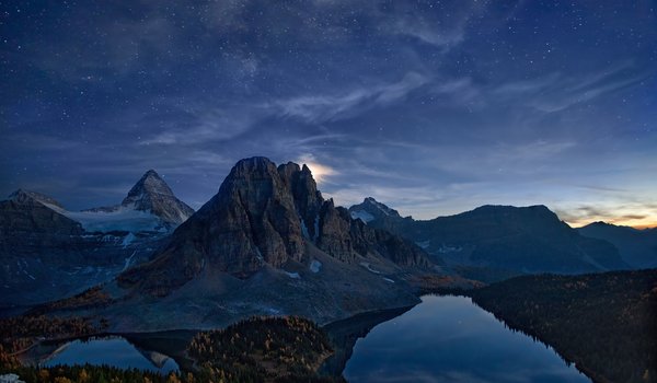 Обои на рабочий стол: горы, звезды, канада, небо, ночь, озёра, осень, скалы