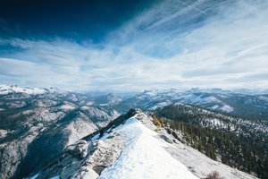 Обои на рабочий стол: california, Yosemite National Park, горы, зима, Йосемитский национальный парк, калифорния, лес, небо, облака, снег