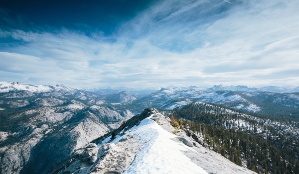 Обои на рабочий стол: california, Yosemite National Park, горы, зима, Йосемитский национальный парк, калифорния, лес, небо, облака, снег